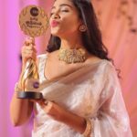 Tejaswini Gowda Instagram - Most popular pair and Raising star of the year🥰♥️ Thank u @zeetamizh for appreciating me n my work and encouraging me to do more n more🥰 N thank u so much everyone for ur support and I’ll never fail to entertain u guys🥰 Love u all….!!!!!!♥️ Outfit: @annamstudio 🥰 Jewellery: @new_ideas_fashions ♥️