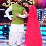 Tejaswini Gowda Instagram - Teju bangaram ❤️❤️ For Vinayaka Chaviti on @starmaa this 18th at 12pm @_tejaswini_gowda_official #anchorravi #brosislove #mysister
