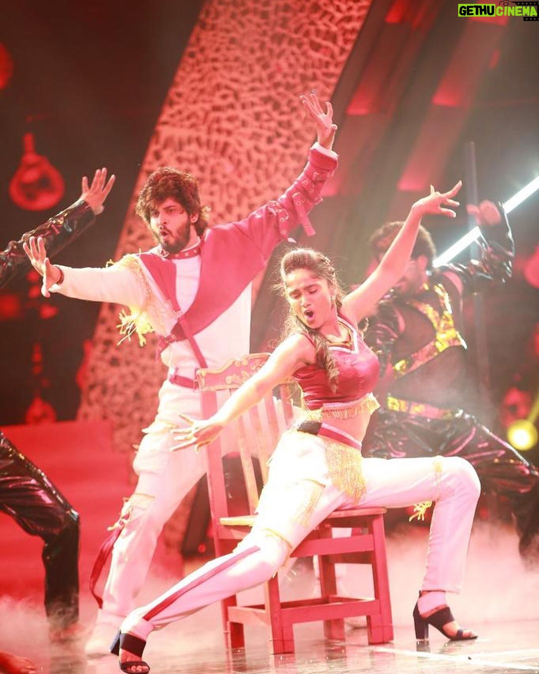 Tejaswini Gowda Instagram - “NEETHONE DANCE” , it was a beautiful journey ❤️❤️ @govind.kotap master, we are very happy n blessed to have u as our choreographer 😍😍 N u have never failed in bringing the best n different performances every week❤️ Personally I’m very happy to perform in such different concepts 😍 n one more thing u have taken “AMAR TEJU” to the next level❤️❤️❤️ THANK U SO MUCH MASTER❤️❤️❤️ WE LOVE U N MISS U😍😍 N I wish our journey continues like this😍😍 @rishika_poddar Love u my girl❤️❤️ U screwed us like anything 😂 but all that efforts showed in the performances😍 N I love the way u take care of every detailing about the act n “US”❤️❤️ N thanks for taking care of us like ur own family ❤️❤️❤️ @ach_prash bhai, u r the one to push Amar in all the possible ways n make him perform all the difficult moves easily 😍😍 N u call him tiger n make him perform like “TIGER”❤️❤️❤️ WE LOVE U❤️❤️❤️ Definitely we gonna miss u guys n of course we have created so many great memories which I cherish for lifetime ❤️❤️❤️❤️ Last but not the least OUR FAMILY (audience n supporters), without u guys we are nothing. WE WON UR HEARTS❤️❤️❤️❤️ Thank u so much for the immense support ❤️❤️❤️❤️ Keep loving, supporting n encouraging like this forever 😍😍😍 n we need ur blessings too😍😍😍 LOVE U ALLLLLL❤️❤️❤️❤️❤️❤️