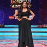 Tejaswini Gowda Instagram - 🖤 Styling: @harinireddym Outfit: @sr_label_by_yaminireddy Jewellery: @fashioncurvee