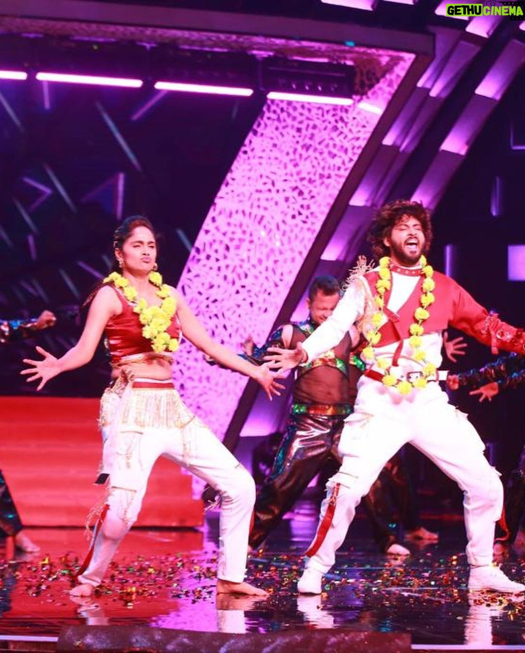 Tejaswini Gowda Instagram - “NEETHONE DANCE” , it was a beautiful journey ❤️❤️ @govind.kotap master, we are very happy n blessed to have u as our choreographer 😍😍 N u have never failed in bringing the best n different performances every week❤️ Personally I’m very happy to perform in such different concepts 😍 n one more thing u have taken “AMAR TEJU” to the next level❤️❤️❤️ THANK U SO MUCH MASTER❤️❤️❤️ WE LOVE U N MISS U😍😍 N I wish our journey continues like this😍😍 @rishika_poddar Love u my girl❤️❤️ U screwed us like anything 😂 but all that efforts showed in the performances😍 N I love the way u take care of every detailing about the act n “US”❤️❤️ N thanks for taking care of us like ur own family ❤️❤️❤️ @ach_prash bhai, u r the one to push Amar in all the possible ways n make him perform all the difficult moves easily 😍😍 N u call him tiger n make him perform like “TIGER”❤️❤️❤️ WE LOVE U❤️❤️❤️ Definitely we gonna miss u guys n of course we have created so many great memories which I cherish for lifetime ❤️❤️❤️❤️ Last but not the least OUR FAMILY (audience n supporters), without u guys we are nothing. WE WON UR HEARTS❤️❤️❤️❤️ Thank u so much for the immense support ❤️❤️❤️❤️ Keep loving, supporting n encouraging like this forever 😍😍😍 n we need ur blessings too😍😍😍 LOVE U ALLLLLL❤️❤️❤️❤️❤️❤️