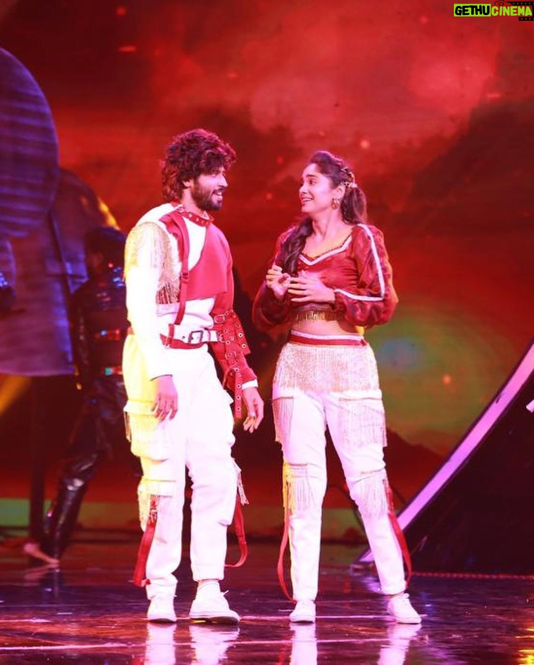 Tejaswini Gowda Instagram - “NEETHONE DANCE” , it was a beautiful journey ❤️❤️ @govind.kotap master, we are very happy n blessed to have u as our choreographer 😍😍 N u have never failed in bringing the best n different performances every week❤️ Personally I’m very happy to perform in such different concepts 😍 n one more thing u have taken “AMAR TEJU” to the next level❤️❤️❤️ THANK U SO MUCH MASTER❤️❤️❤️ WE LOVE U N MISS U😍😍 N I wish our journey continues like this😍😍 @rishika_poddar Love u my girl❤️❤️ U screwed us like anything 😂 but all that efforts showed in the performances😍 N I love the way u take care of every detailing about the act n “US”❤️❤️ N thanks for taking care of us like ur own family ❤️❤️❤️ @ach_prash bhai, u r the one to push Amar in all the possible ways n make him perform all the difficult moves easily 😍😍 N u call him tiger n make him perform like “TIGER”❤️❤️❤️ WE LOVE U❤️❤️❤️ Definitely we gonna miss u guys n of course we have created so many great memories which I cherish for lifetime ❤️❤️❤️❤️ Last but not the least OUR FAMILY (audience n supporters), without u guys we are nothing. WE WON UR HEARTS❤️❤️❤️❤️ Thank u so much for the immense support ❤️❤️❤️❤️ Keep loving, supporting n encouraging like this forever 😍😍😍 n we need ur blessings too😍😍😍 LOVE U ALLLLLL❤️❤️❤️❤️❤️❤️
