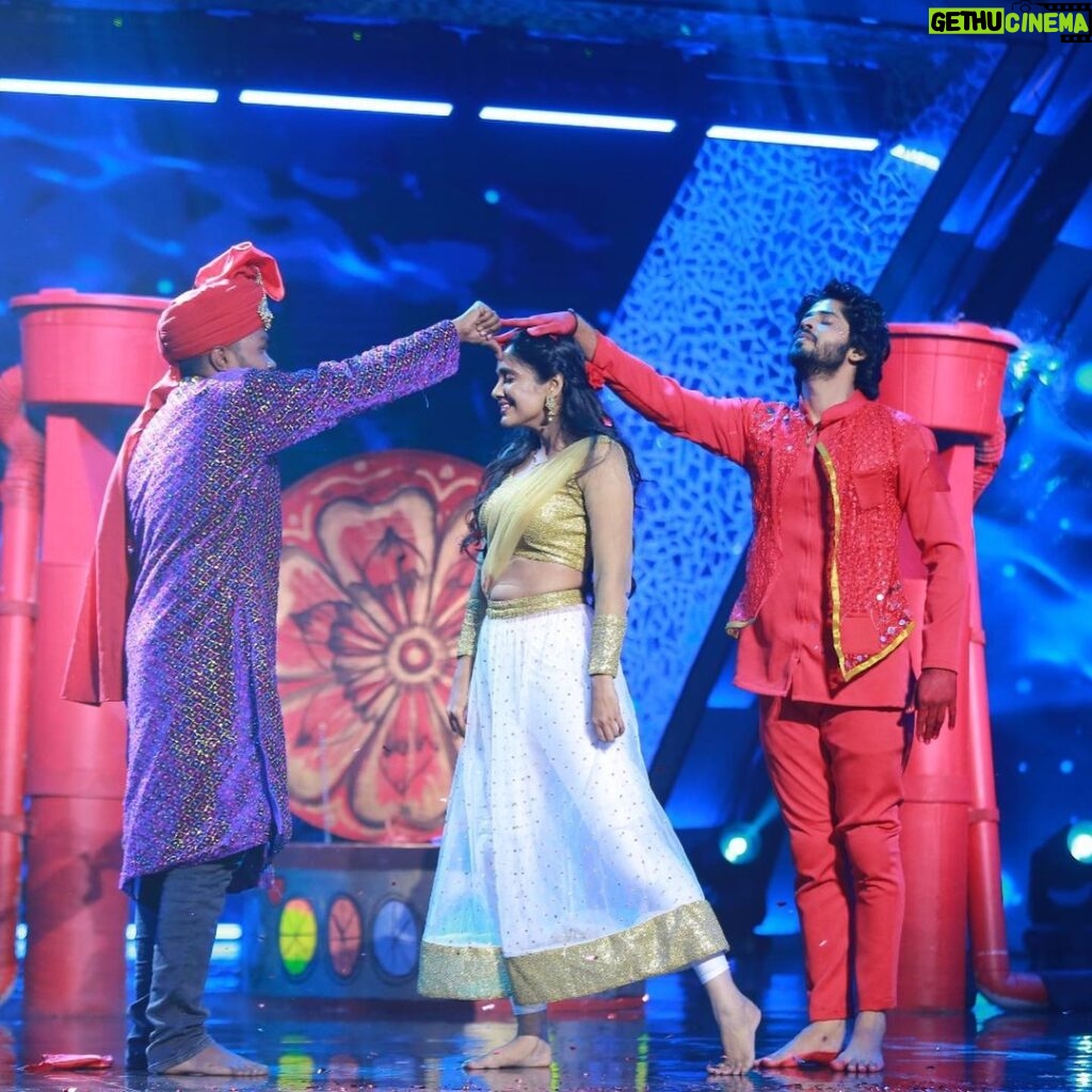 Tejaswini Gowda Instagram - How was the performance today???? @amardeep_chowdary ❤️❤️❤️❤️❤️ Teju Outfit: @girijadesngrgiri 😍 Amar outfit: @akruthi label