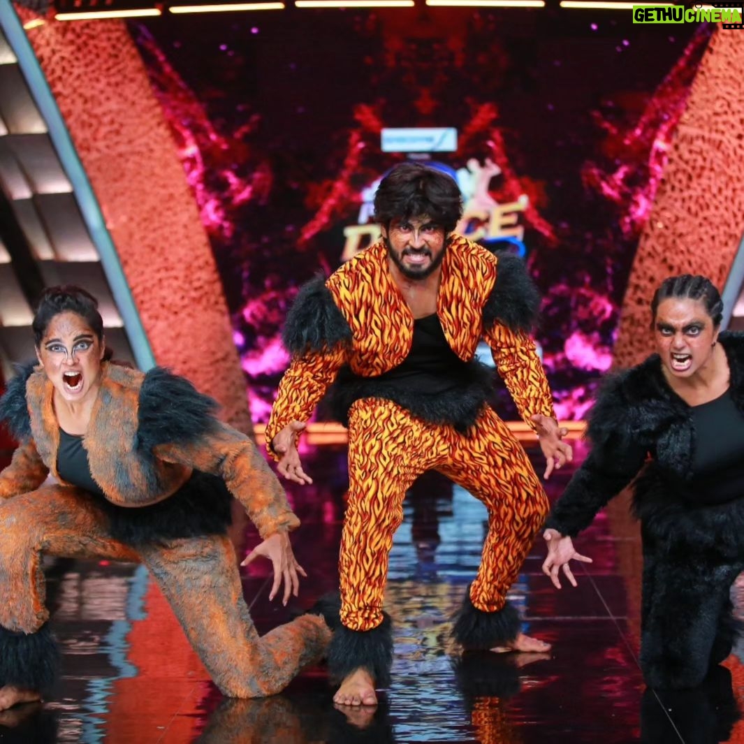 Tejaswini Gowda Instagram - Power packed dance performance 💥 don't miss to watch pushpa the fire 🔥 #neethoneadance #dance #team #starmaa @rishika_poddar @govind.kotap @ach_prash