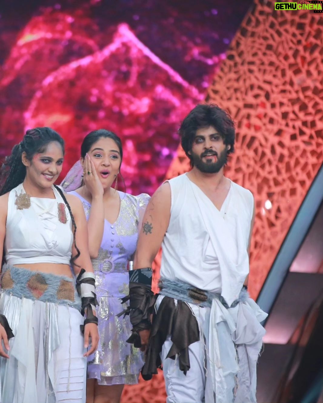 Tejaswini Gowda Instagram - #neethoneadance #starmaa #dancechallenge mukkabula dance Maualuga undadu amma.....@rishika_poddar @govind.kotap