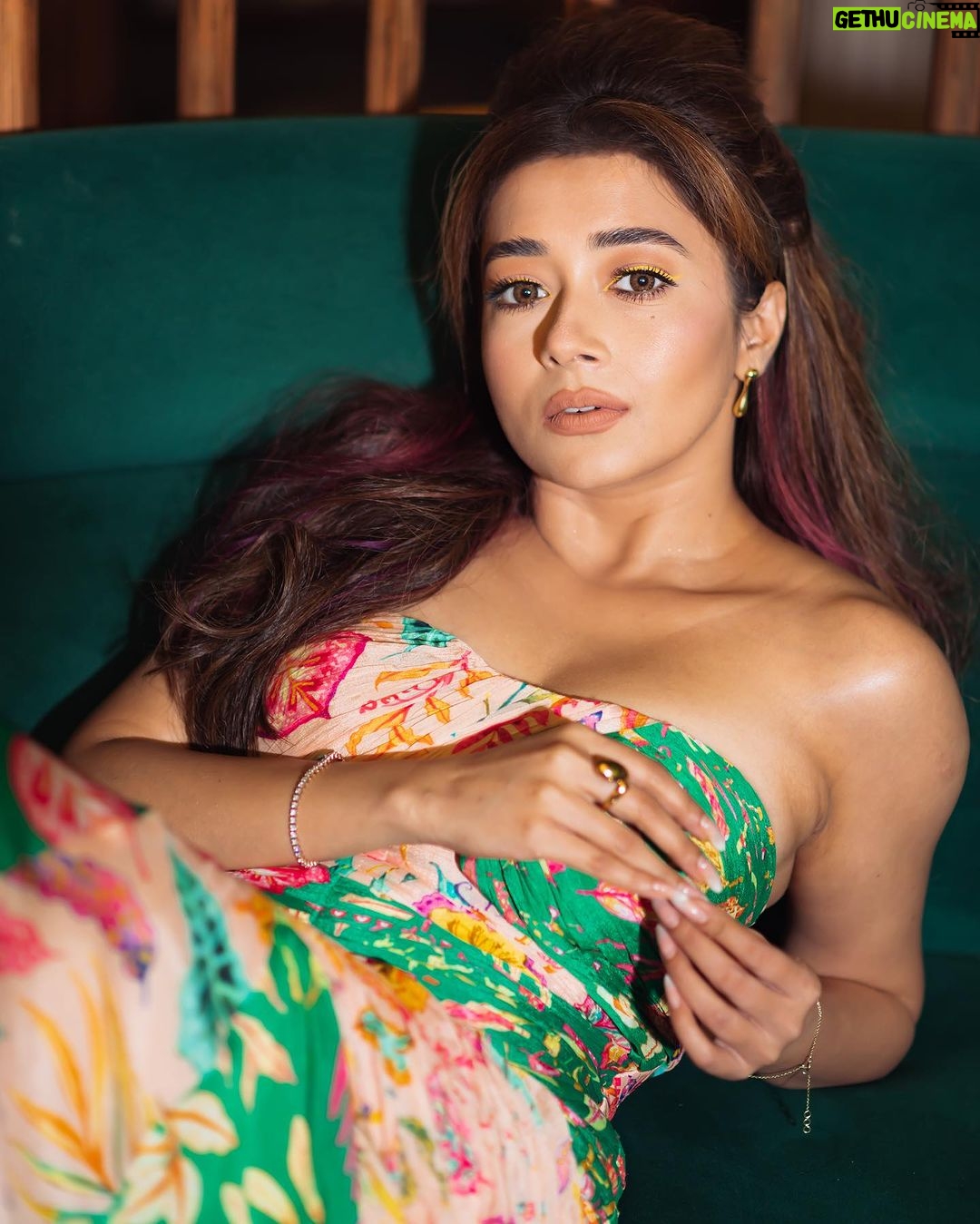 Tina Datta Instagram - Easy breezy, the winter’s crazy. How the day gone all hazy? . . . #TinaKaStyle #fashion #style #lookbook #winter #wintermood #tinadatta
