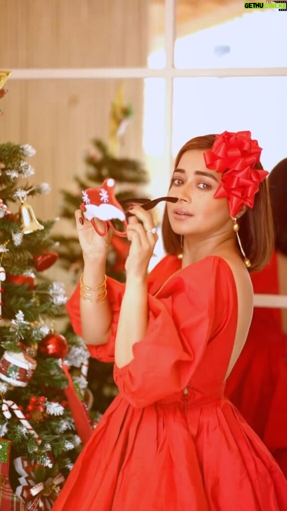 Tina Datta Instagram - Jingles in the air Gifts under the tree ‘Tis the day of giving and gifts Of Santa and Candy Canes Being Naughty and Nice With Snowy Dream and Reindeers Wishing all of you a very very Merry Xmas! @harrymalik__photography__ . . . #christmas #christmastime #santaclaus #feelkaroreelkaro #reels #reelsinstagram #tinadatta
