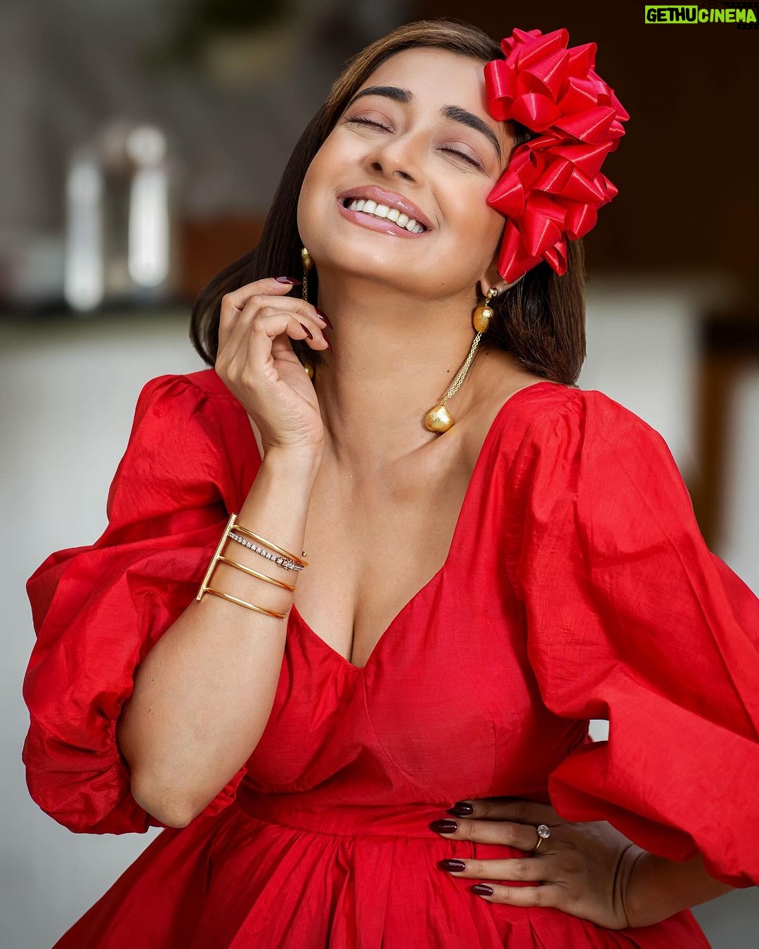 Tina Datta Instagram - When you are the biggest gift for yourself! Treat yourself, do all that your heart wishes, and become your own Santa π§βπ itβs Xmas eve make the most of this positive time of the year! @harrymalik__photography__ . . . #merrychristmas #christmaseve #christmas #festivelook #tinadatta