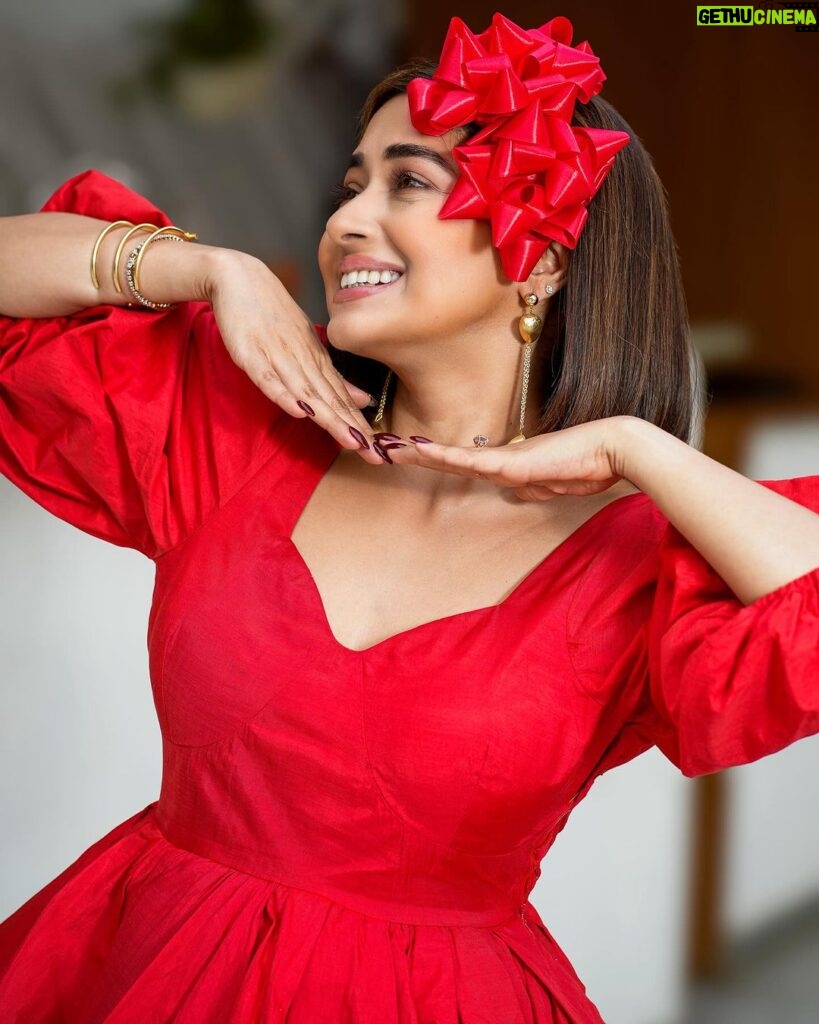 Tina Datta Instagram - When you are the biggest gift for yourself! Treat yourself, do all that your heart wishes, and become your own Santa 🧑‍🎄 it’s Xmas eve make the most of this positive time of the year! @harrymalik__photography__ . . . #merrychristmas #christmaseve #christmas #festivelook #tinadatta