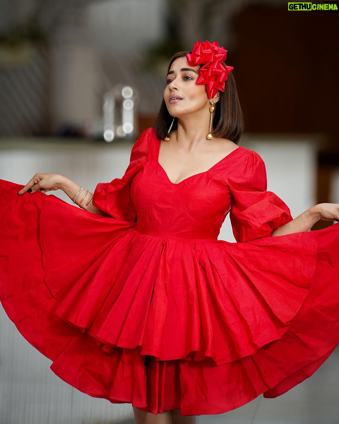 Tina Datta Instagram - When you are the biggest gift for yourself! Treat yourself, do all that your heart wishes, and become your own Santa π§βπ itβs Xmas eve make the most of this positive time of the year! @harrymalik__photography__ . . . #merrychristmas #christmaseve #christmas #festivelook #tinadatta