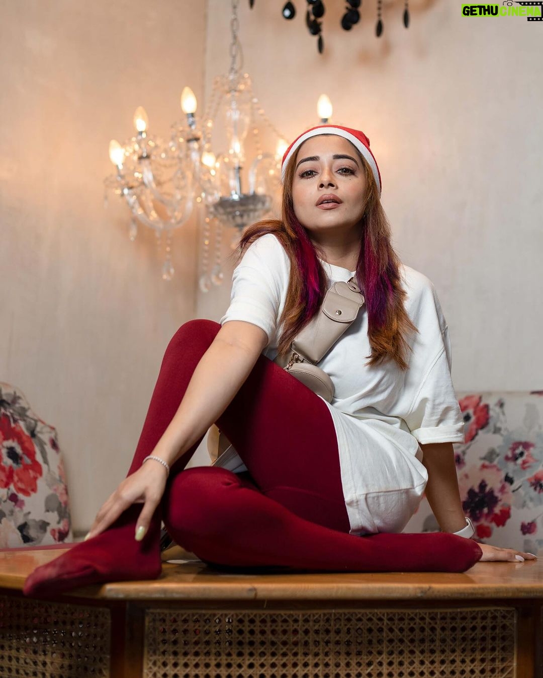 Tina Datta Instagram - It’s the Christmas time… Wear your caps, keep the socks, remember SANTA is coming… 🌲❤️ . . . #christmas #christmastime #santaclaus #santaiscoming #tinadatta
