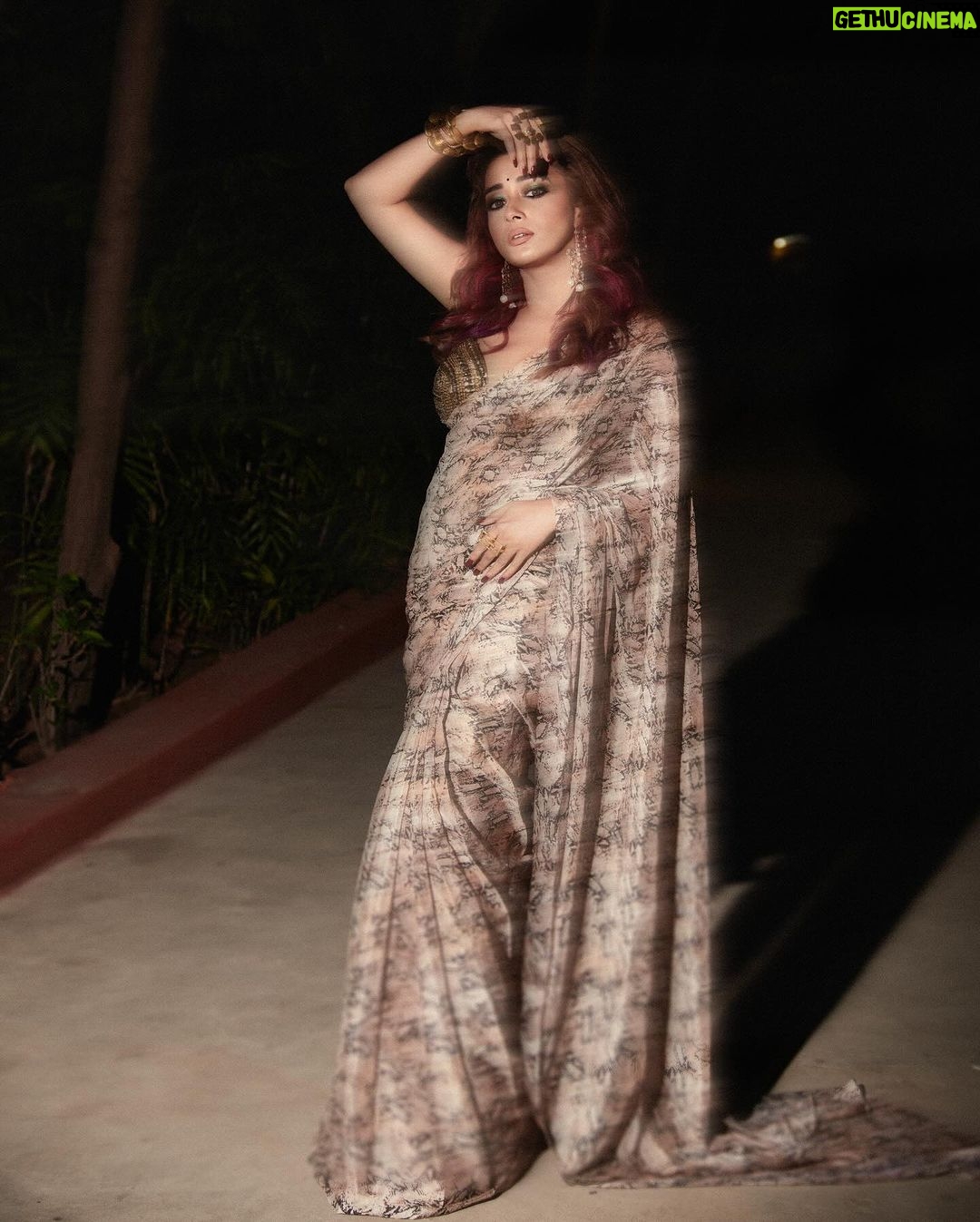 Tina Datta Instagram - Never getting enough of being a Desi Girl!! #WorldSareeDay ❤️ @krupa_jain @vedishnaidu_photography . . . #saree #sareelove #desigirl #fashion #style #TinaKaStyle #tinadatta Raipur City (Chhattisgarh)