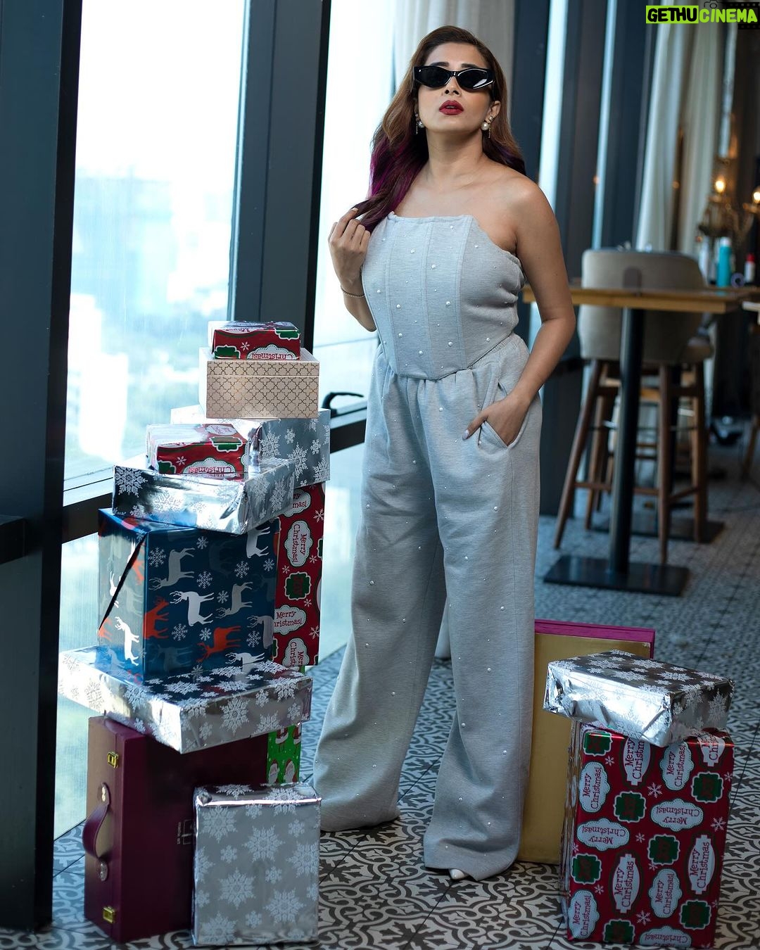 Tina Datta Instagram - Packing the gifts, no one misses out!! Holly Jolly Season beginssss… 🥰❤️ . . . #christmas #merrychristmas #lookbook #gifts #tinadatta