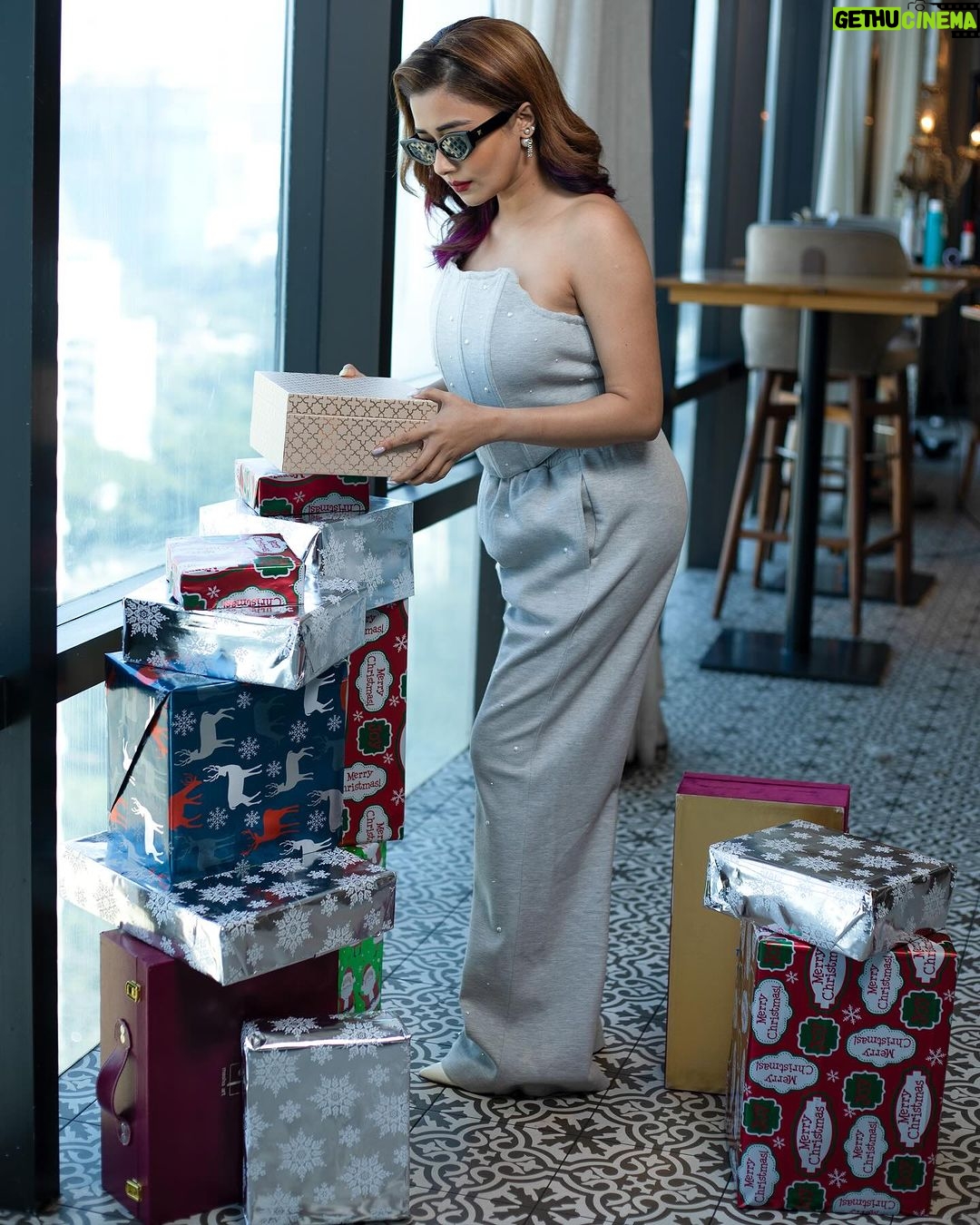 Tina Datta Instagram - Packing the gifts, no one misses out!! Holly Jolly Season beginssss… 🥰❤️ . . . #christmas #merrychristmas #lookbook #gifts #tinadatta