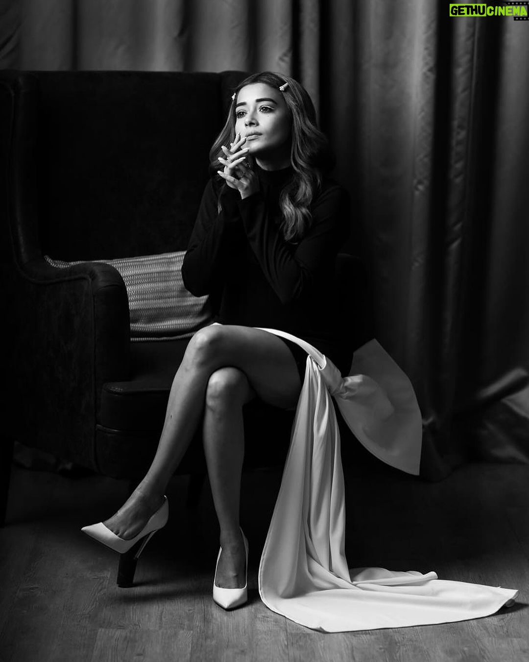 Tina Datta Instagram - 🖤🤍 . . . #fashion #style #lookbook #lionsgoldawards #uttaran #ichcha #tinadatta #tribetina