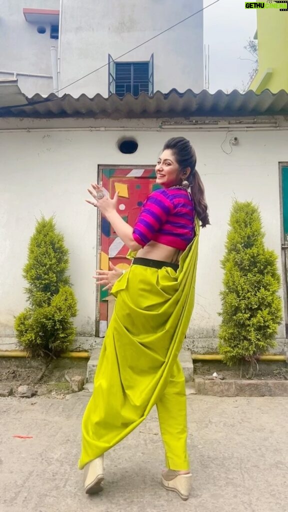 Tiyasha Lepcha Instagram - Shenanigans from the set of “RANNA-GHAR” Costume - Joy Roy @zeebanglaofficial #kaachabadam #reelitfeelit #reelsinstagram #reelkarofeelkaro #trending #explore #rannaghar #reelsindia