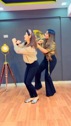 Tiyasha Lepcha Instagram - Usually i dont dance on insta😆Finally 😀this thumaks is so irresistible dt i cudnt stop myself ... #moves -#trendingreels  #actors #tiyashalepcha