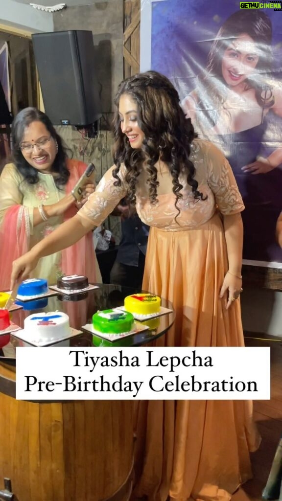 Tiyasha Lepcha Instagram - জন্মদিনের কেক কাটলো কৃষ্ণকলী @tiyashalepchaofficial #TOspotted #TollywoodOnline