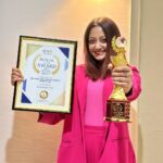 Tonni Laha Roy Instagram - Thank you audience 🩷🌸 #loveyouall Bengal Icon Award 😊🙏🏻 #thankyou