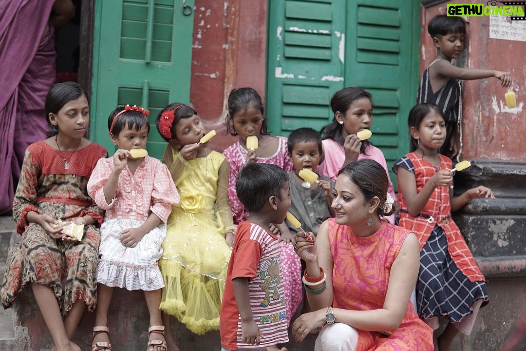 Tonni Laha Roy Instagram - A day spent with them ❤️ Vlog on my Youtube channel . Link in bio. #special #happyindependenceday #vlog #youtube #tonnilaharoy #love #independenceday #picoftheday #jaihind #india 📸 @rjduttaranjit 𝒦𝑜𝓁𝓀𝒶𝓉𝒶 - 𝒯𝒽𝑒 𝒞𝒾𝓉𝓎 𝒪𝒻 𝒥𝑜𝓎