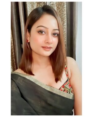Tonni Laha Roy Instagram - Saree after haircut 🫠♥️ Swipe left if u like 😎

#haircut #saree #newlook #love #instagood