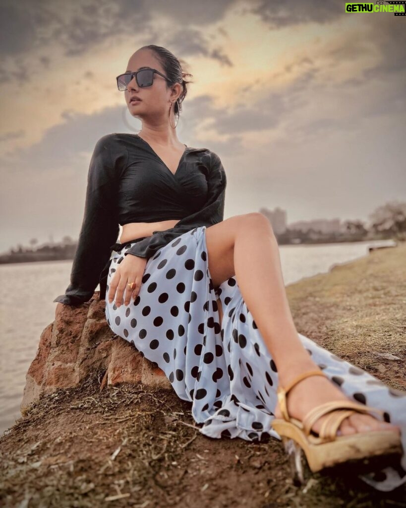 Tonni Laha Roy Instagram - SHE IS STRONGER ALONE . 👗 @sampurna_dey_100