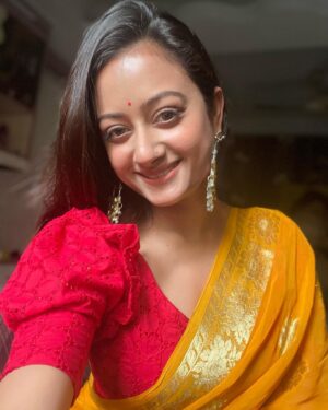 Tonni Laha Roy Instagram - সময়ের ঘষা লেগে 
শিলালিপি যায় ক্ষয়ে ক্ষয়ে,
আমি একা বসে থাকি 
প্রেমিকের অপেক্ষা হয়ে।