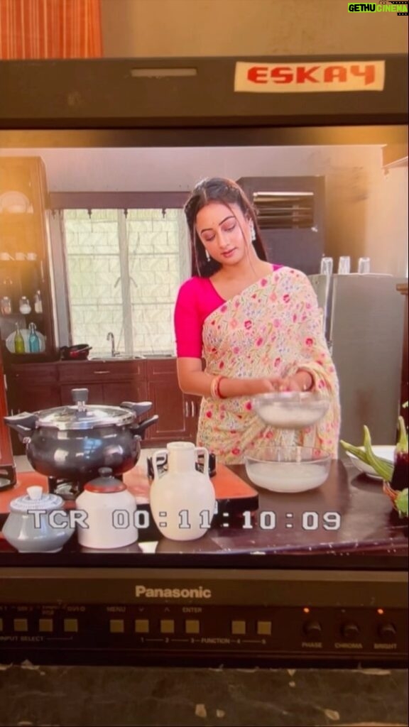 Tonni Laha Roy Instagram - When, Tonni doesn’t know how to cook well like Torsha! 🤦🏻‍♀️2nd last day being TORSHA ❣️ Torsha made me learn so many things, also, how to make jol bhora sondesh and sukto 😁😍 which Tonni never knew of 😊 Rakhi di(writer) k dhonnobadh 😄 Will miss u TORSHA ❣️ #reelvsreal #instagood #instadaily #reelsinstagram #shot #realvsreel #charecter #torsha