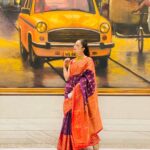 Tonni Laha Roy Instagram - Na thak ja gorom! ☀️ #kolkata #taxi #indian #saree #love