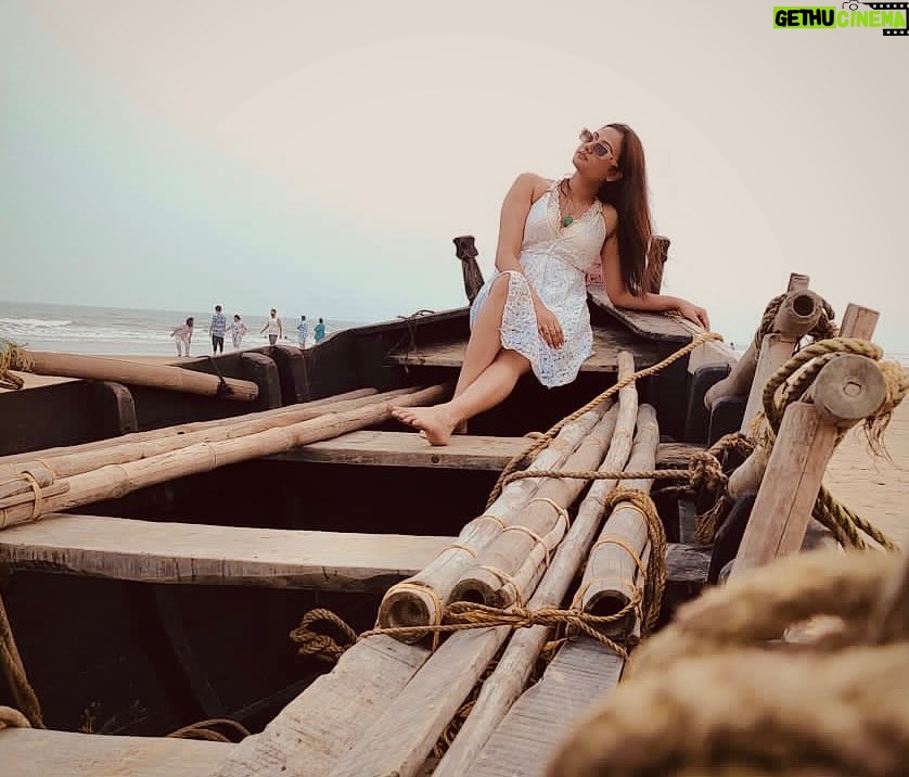Tonni Laha Roy Instagram - হয়তো দূরের চেনা আকাশে রঙ্গীন স্বপ্ন বোনা বাতাসে, আমায় ডেকেছিলে, খুব নিরবে।
