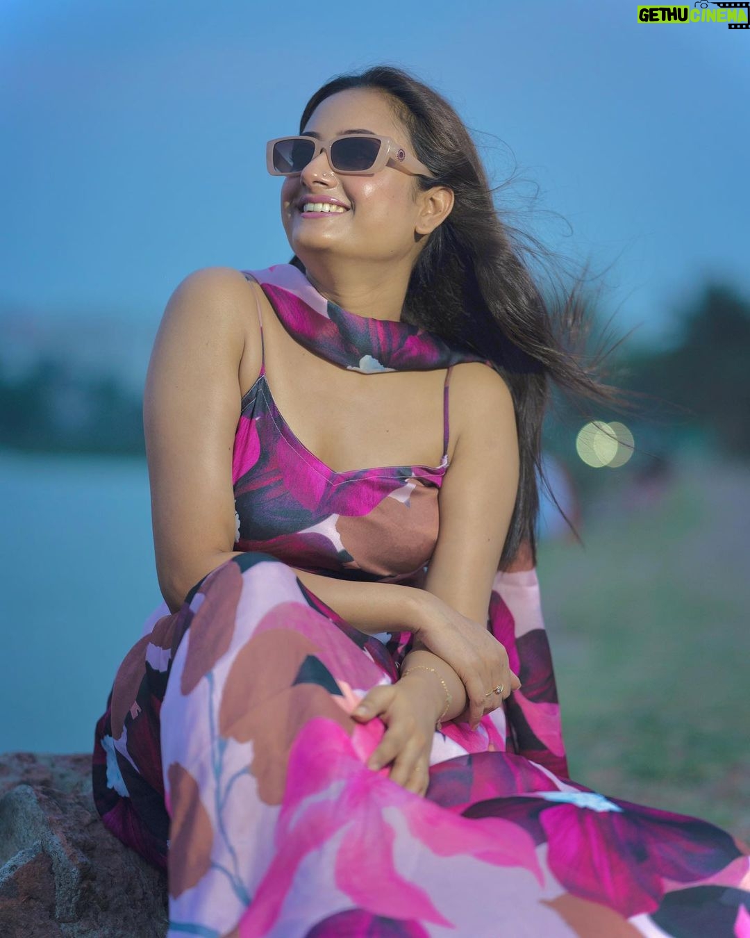 Tonni Laha Roy Instagram - 🌸 মন, হাওয়ায় পেয়েছি তোর নাম মন, হাওয়ায় হারিয়ে ফেললাম🌸 👗 @shivsai_boutique 📸 @rjduttaranjit