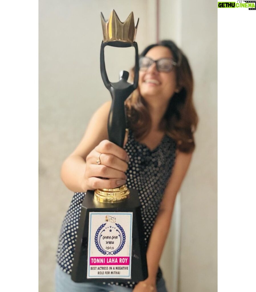 Tonni Laha Roy Instagram - Thank you for the love ❤️ Nothing is possible without your love & support 🫶 Serar Sera Samman 2023 #awards #serarserasamman2023 #love #awardwinning #tonnilaharoy #thankyou #blessed #loveyouall 😇🧿