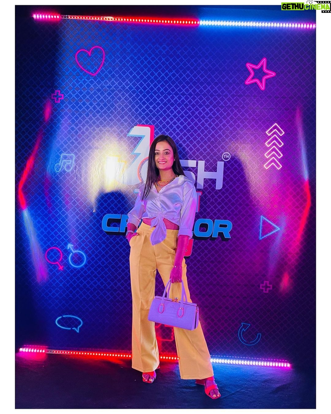 Tonni Laha Roy Instagram - Thank you for giving me the “ MOST LIKED CREATOR” Award @josh.bangla @svfsocial 💚🤍 Costume : @aditi.ghoshofficial ❤️ Makeup & hair : Me, myself 😇 Ozora