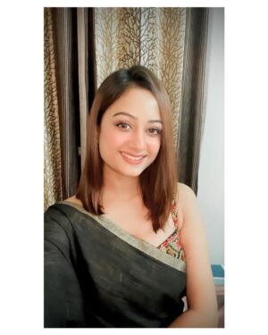 Tonni Laha Roy Instagram - Saree after haircut 🫠♥️ Swipe left if u like 😎

#haircut #saree #newlook #love #instagood