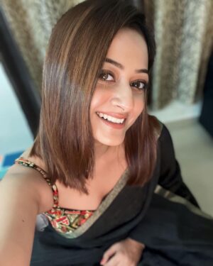 Tonni Laha Roy Instagram - Saree after haircut 🫠♥️ Swipe left if u like 😎

#haircut #saree #newlook #love #instagood