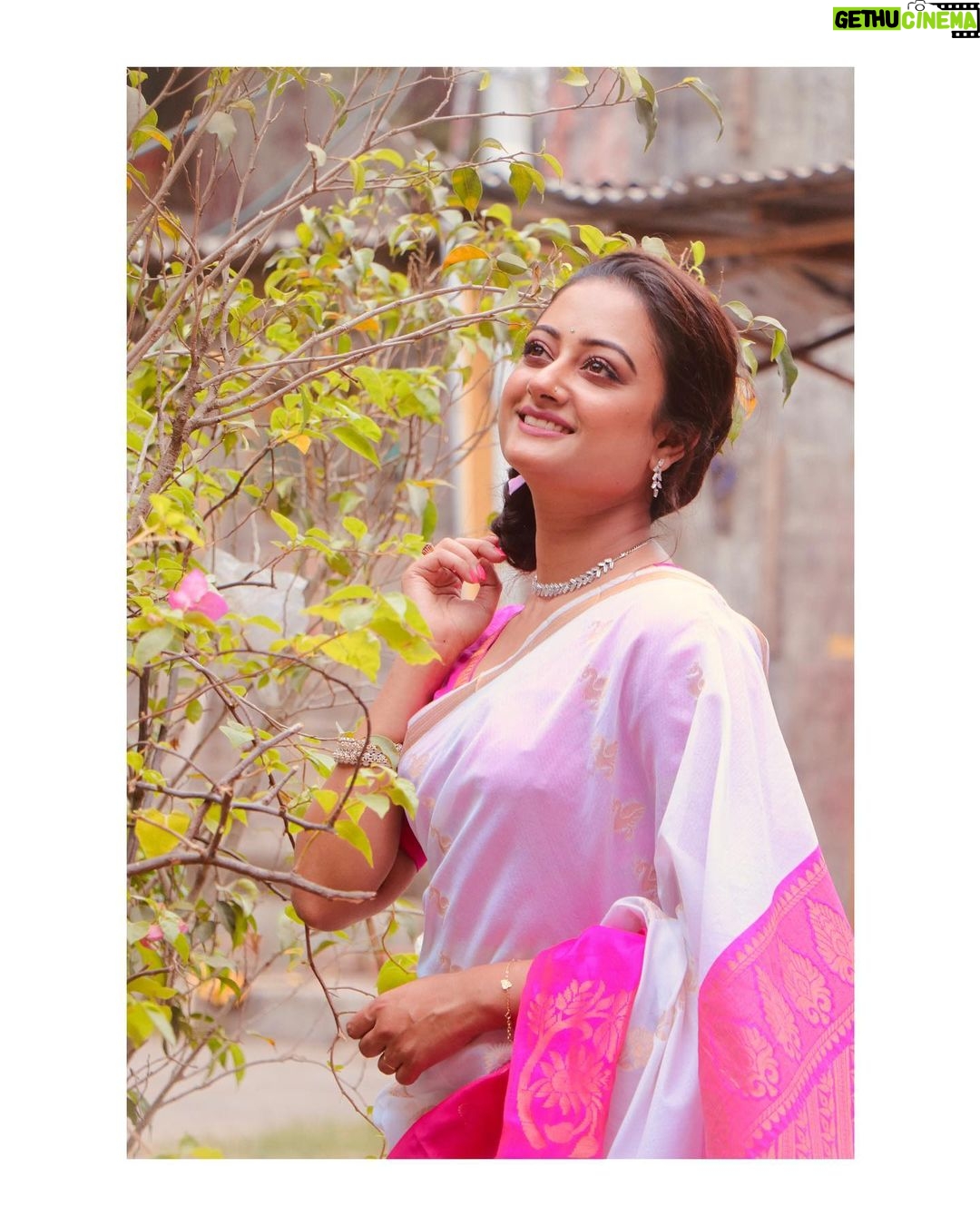 Tonni Laha Roy Instagram - শুভ অক্ষয় তৃতীয়া💖 & Eid Mubarak..🌙 Saree & Blouse @shivsai_boutique 💕 📸 @__sagar_biswa__