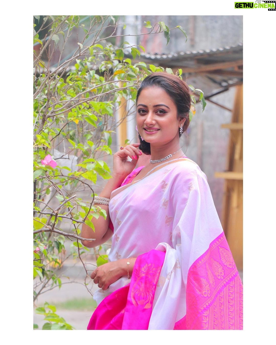 Tonni Laha Roy Instagram - শুভ অক্ষয় তৃতীয়া💖 & Eid Mubarak..🌙 Saree & Blouse @shivsai_boutique 💕 📸 @__sagar_biswa__