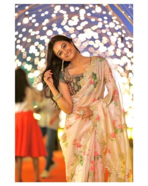 Tonni Laha Roy Instagram - 🌸Sonar Songsar 2023🌸
Costume : Amar nijer 😛
Makeup : Ami nijei 😁