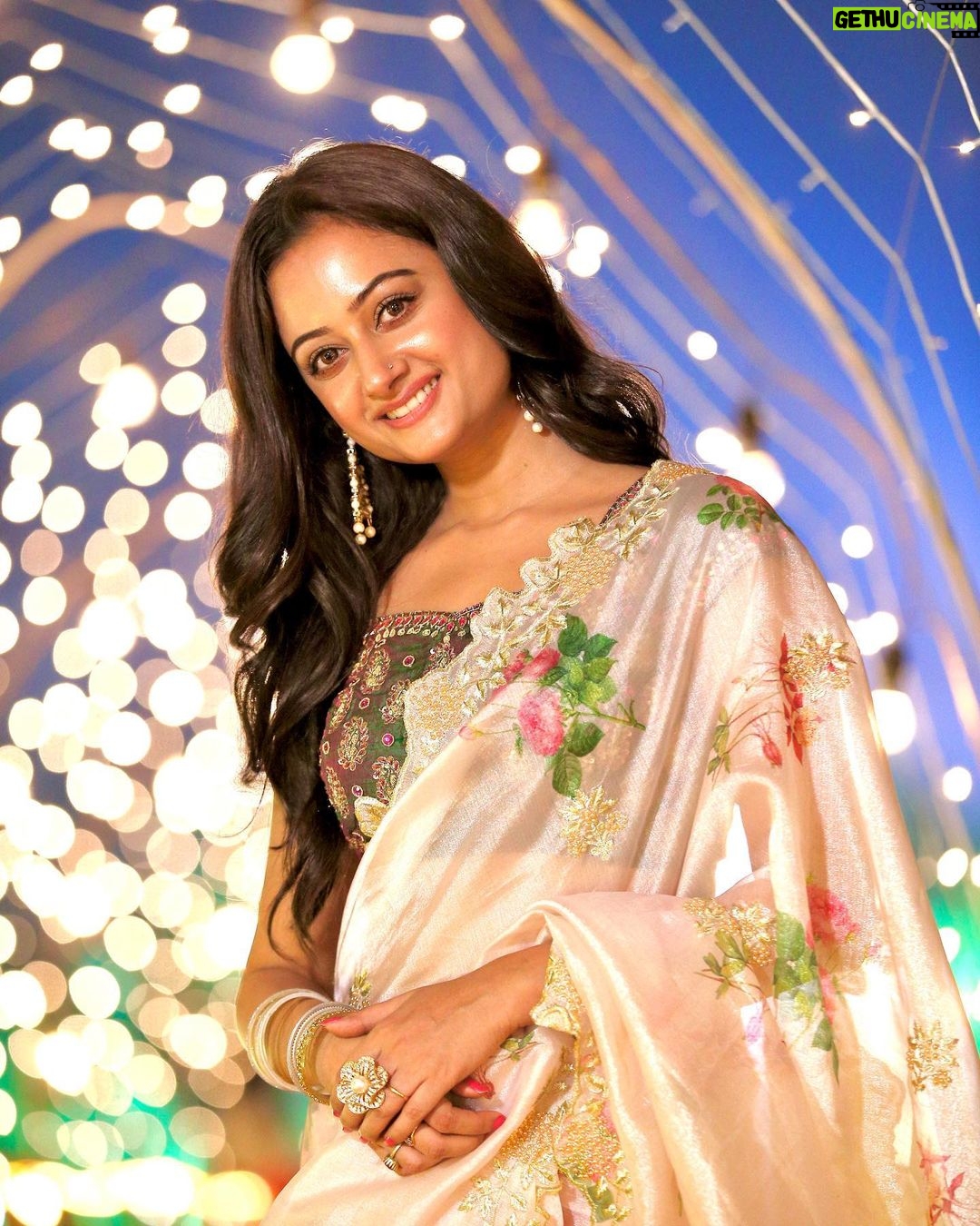 Tonni Laha Roy - 30K Likes - 🌸Sonar Songsar 2023🌸
Costume : Amar nijer 😛
Makeup : Ami nijei 😁