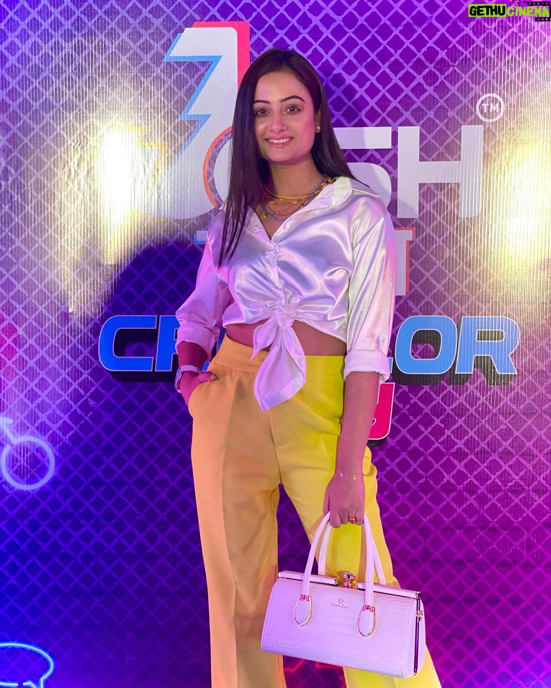 Tonni Laha Roy Instagram - Thank you for giving me the “ MOST LIKED CREATOR” Award @josh.bangla @svfsocial 💚🤍 Costume : @aditi.ghoshofficial ❤️ Makeup & hair : Me, myself 😇 Ozora