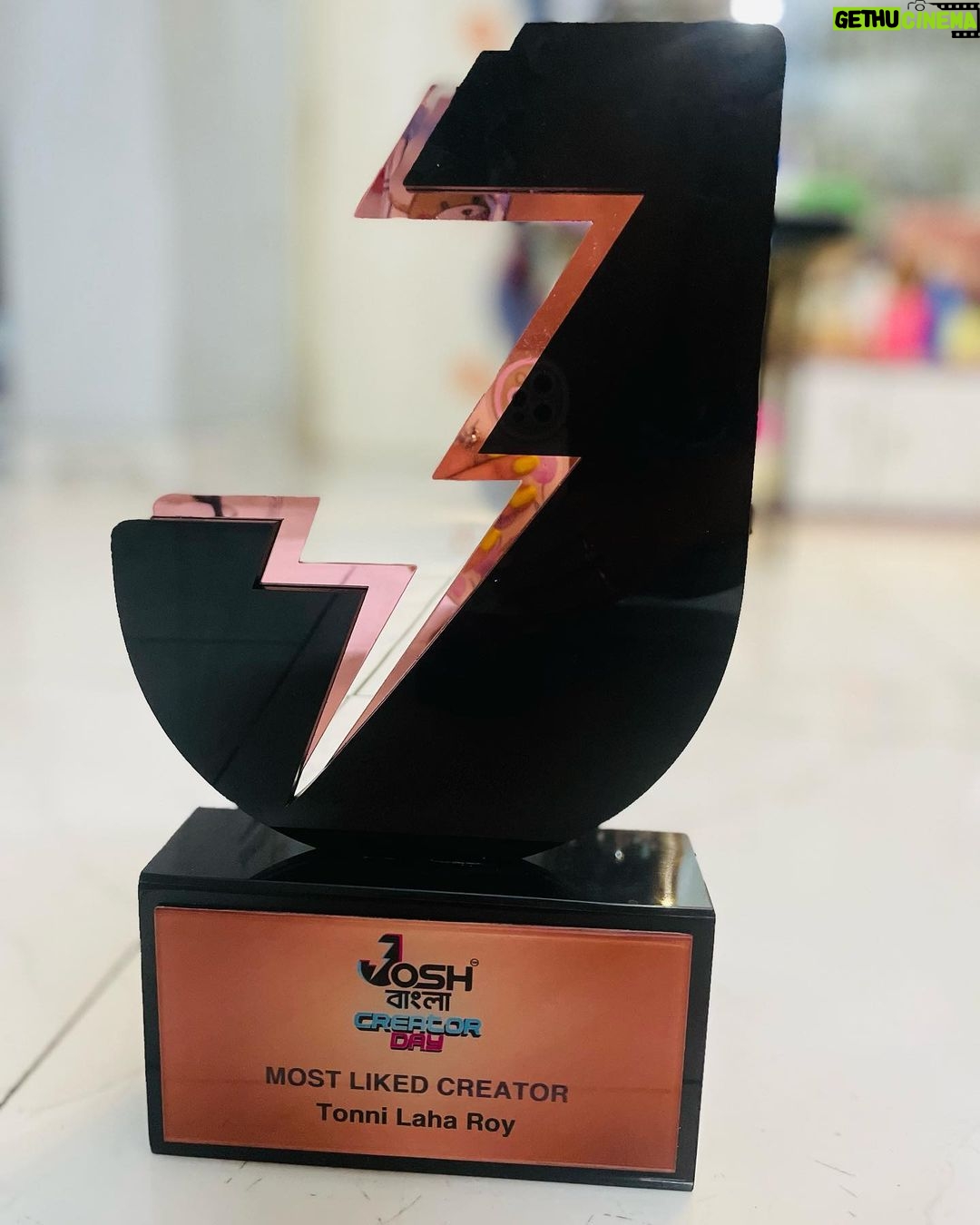 Tonni Laha Roy Instagram - Thank you for giving me the “ MOST LIKED CREATOR” Award @josh.bangla @svfsocial 💚🤍 Costume : @aditi.ghoshofficial ❤️ Makeup & hair : Me, myself 😇 Ozora