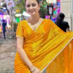 Tonni Laha Roy Instagram - নবমির ছবি 💛🌟 #duggadugga #durgapuja Saree @desi_bee_by_tadrishee_ghosh