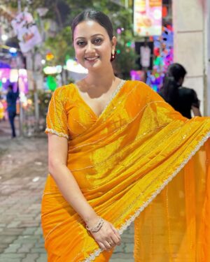 Tonni Laha Roy Instagram - নবমির ছবি 💛🌟
#duggadugga 
#durgapuja 
Saree @desi_bee_by_tadrishee_ghosh