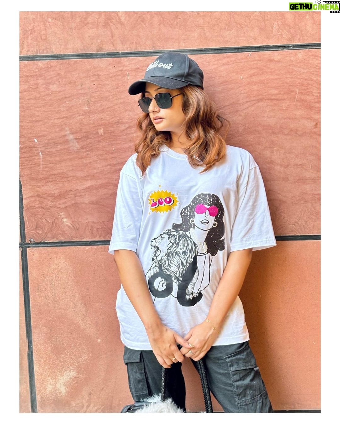 Tonni Laha Roy Instagram - Got my ๐๐ฎ๐ธ ๐-๐ค๐๐๐ฃ๐ฅ๐ฆ๐๐บ ๐ก๐ฐ๐ฅ๐ช๐ข๐ค โ๏ธ๐ฆ Swipe left ๐คซ Whatโs your ๐ฉ๐ธ๐ญ๐ฒ๐ช๐ฌ ๐ผ๐ฒ๐ฐ๐ท ? Order yours ๐ @desi_bee_by_tadrishee_ghosh #instafashion #instagood #instagram #tshirts #leo #zodiac #zodiacsigns #zodiactshirt #getyours #love #tonnilaharoy #blackandwhite #cotton #purecotton