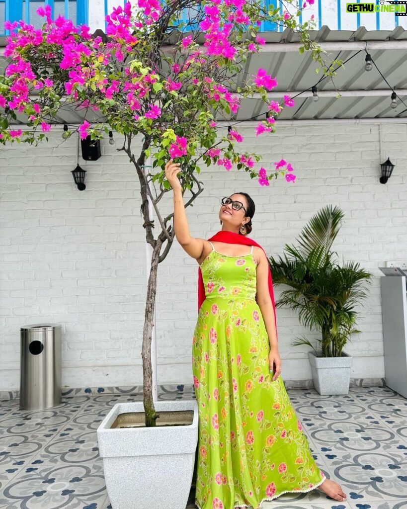 Tonni Laha Roy Instagram - 🌸 Beautiful floral dress🌸Get pujo ready with @desi_bee_by_tadrishee_ghosh 👗🌸💚🩷 #pujowear #ethnic #indowestern #gown #instagood #instafashion #photooftheday