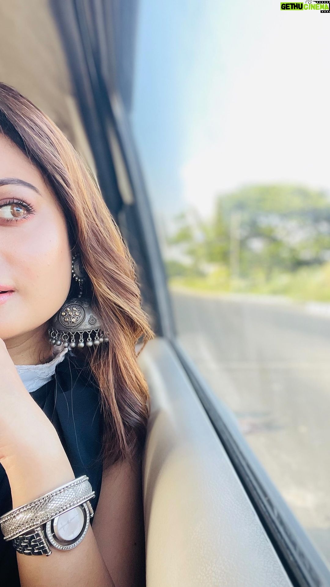 Tonni Laha Roy - 33.9K Likes - 🖤𝓑𝓮𝓴𝓪𝓻𝓪𝓻🤍
Earrings by @artistedoodles.jewellery
#reelsinstagram
#trending
#jawan @iamsrk
#reels
#instagood
#fashion