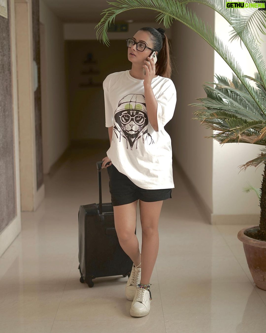 Tonni Laha Roy Instagram - Customised Digital tshirts available on @desi_bee_by_tadrishee_ghosh . 𝙃𝙖𝙠𝙪𝙣𝙖 𝙢𝙖𝙩𝙖𝙩𝙖 😉 Swipe left 👈🏻 Order yours now 🌸🤍 #desibee #customised #tshirts #hakunamatata #instagood #picoftheday #ordernow #photography @ar.photography2000 #fashion #oversized #style