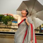 Tonni Laha Roy Instagram - শ্যামবাজার বাড়ির, ছাদ আর বৃষ্টি ❤️☔️ Ornaments by Maa 😘 #rainyday #rain #love #saree #nostalgia #wet #shyambazar #northkolkata #tonnilaharoy #chad #rooftop #umbrella #photooftheday #photography #instagood #instadaily #instagram #fashion #picoftheday #july #rainyseason Shyambazar