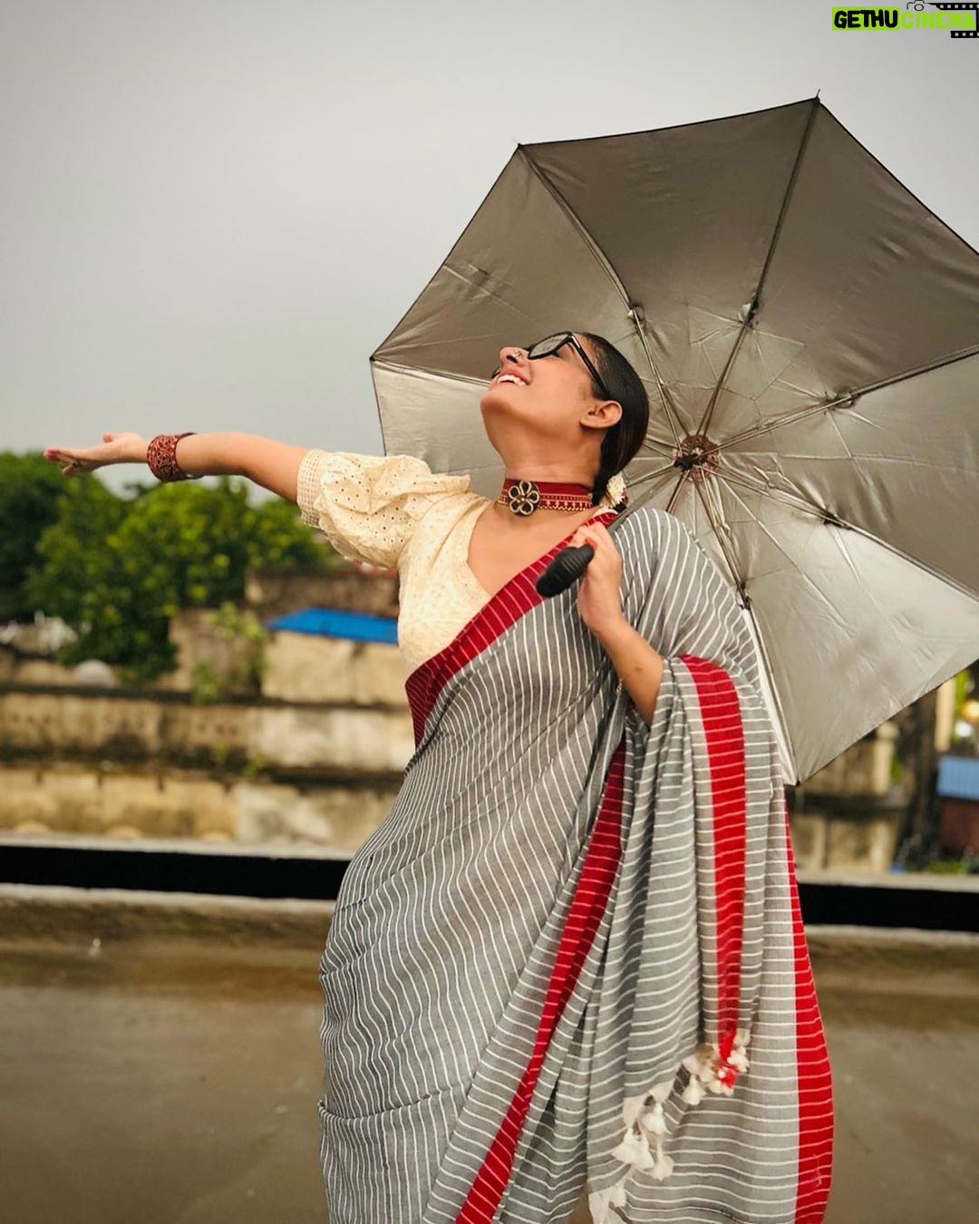 Tonni Laha Roy Instagram - শ্যামবাজার বাড়ির, ছাদ আর বৃষ্টি ❤️☔️ Ornaments by Maa 😘 #rainyday #rain #love #saree #nostalgia #wet #shyambazar #northkolkata #tonnilaharoy #chad #rooftop #umbrella #photooftheday #photography #instagood #instadaily #instagram #fashion #picoftheday #july #rainyseason Shyambazar