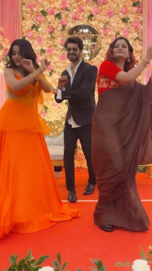 Tonni Laha Roy Instagram - Following trends💥💃